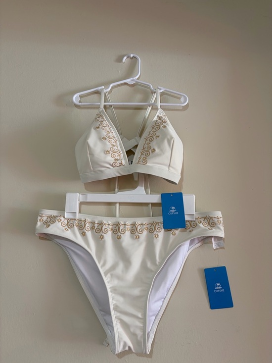 Cupshe Other - Cupshe Cream/white Bikini Set with Gold Embroidery with necklace.